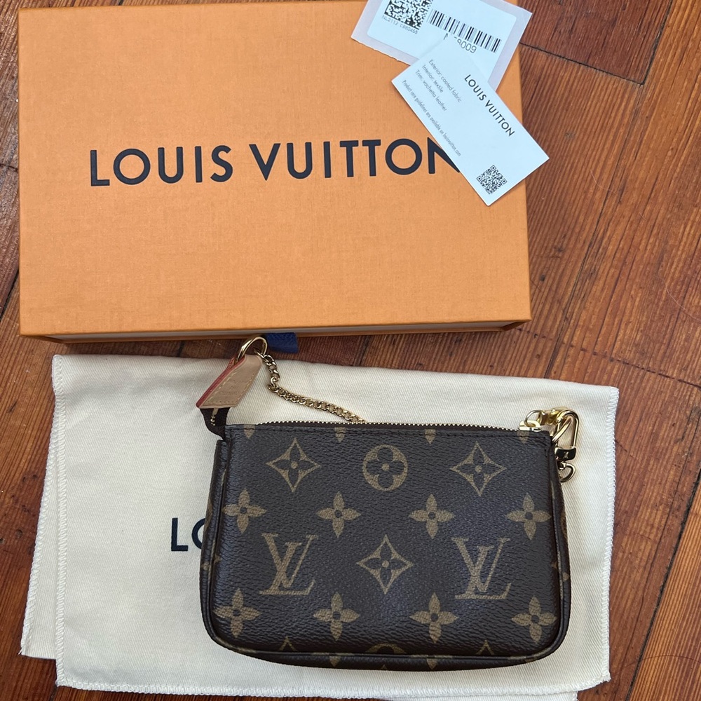 ***SOLD**** Louis Vuitton Mini Pochette Accessoires Monogram